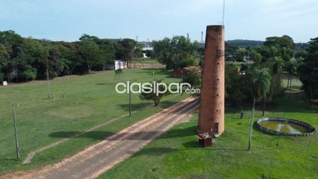 Gran campo con depósitos sobre ruta en liberación