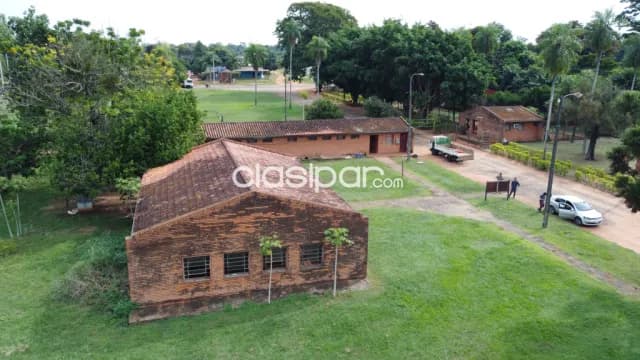 Gran campo con depósitos sobre ruta en liberación, foto 3