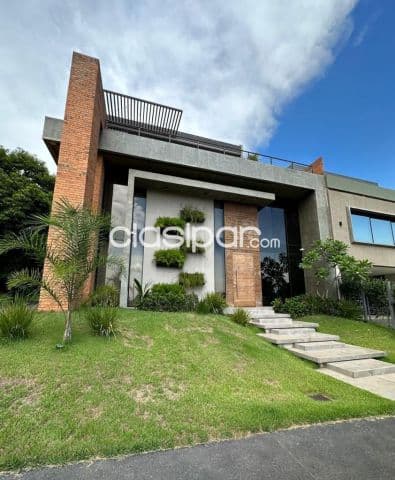Casa en barrio cerrado en Luque zona aeropuerto cod 2133
