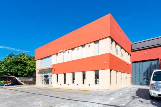 propiedad de 2.456 m2 con DEPOSITOS, SHOWROOM, OFICINAS zona Aviadores y Mdame Lynch — foto 3