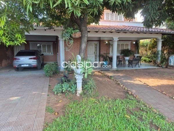 casa de calle a calle sobre la Avenida Aviadores del Chaco, casi Santísima Trinidad