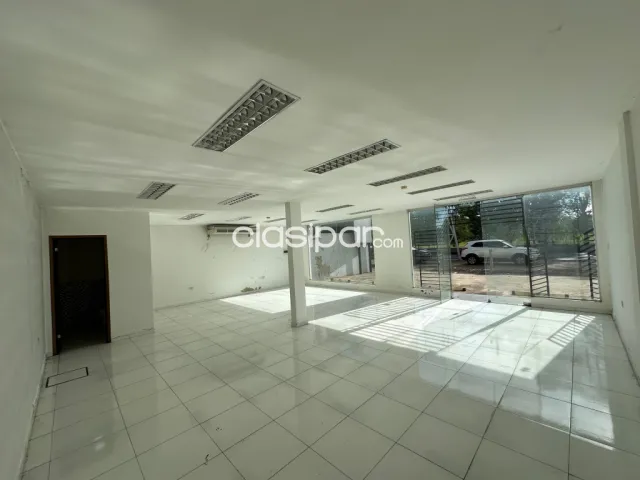 Showroom y oficinas sobre av. Madame lynch frente a ñu guazú, foto 3