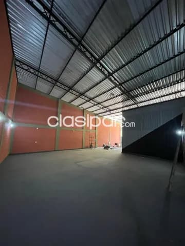 Prox. Avelino martinez, San Lorenzo, Ñemby: 310 m2 + oficina + baño + entrepiso, impecable — foto 4