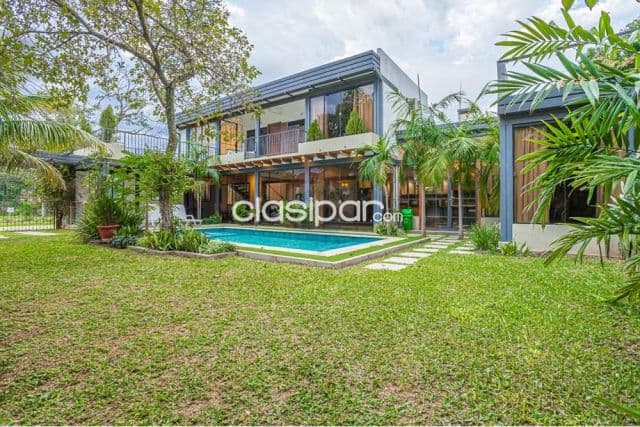 En venta moderna residencia con piscina, totalmente amoblada y equipada, en la ciudad vera