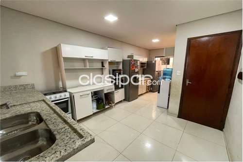 Modernaen esquina a la casa a la venta en villa aurelia