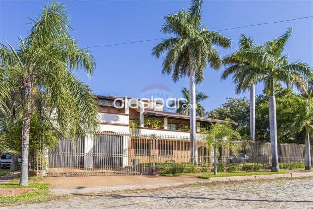 Gran terreno de 2580 m2 en doble esquina en barrio ykua sati