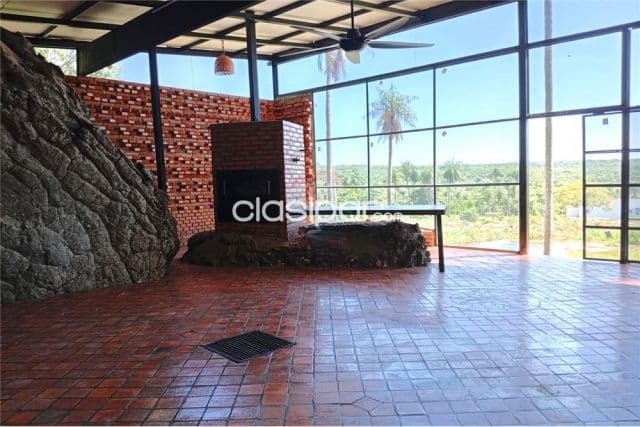 Casa geotérmica con arroyo