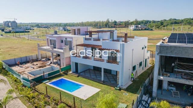 Luque, aeropuerto, en bo privado: Elegante residencia, 3 dormit, escrit, gran jardín