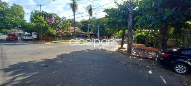 Fabuloso terreno en barrio los manantiales, detrás del shopping la galería