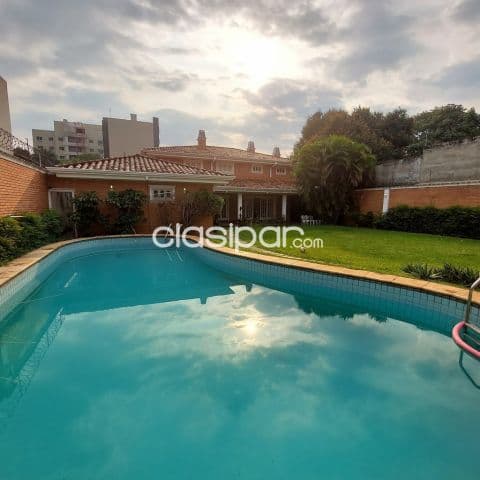 Casa de 5 dormitorios en el barrio mariscal estigarribia