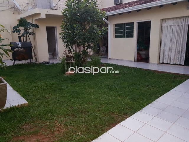 Barrio san rafael. Vendo amplia casa con piscina a 4 cuadras de la avenida gral. Santos