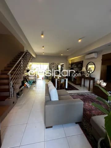 Mburucuyá: Elegante duplex, 3 dormitorios, amplia recepción, quincho, jardín, pileta, foto 3