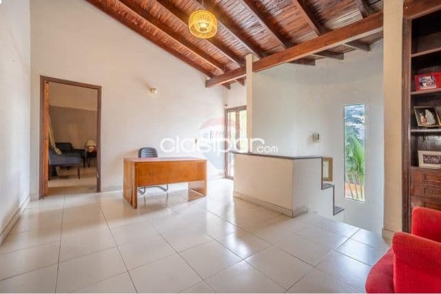 Casa con 4 dormitorios y piscina s/avda.del yacht a 30 mtrs de aso fomento-lambare