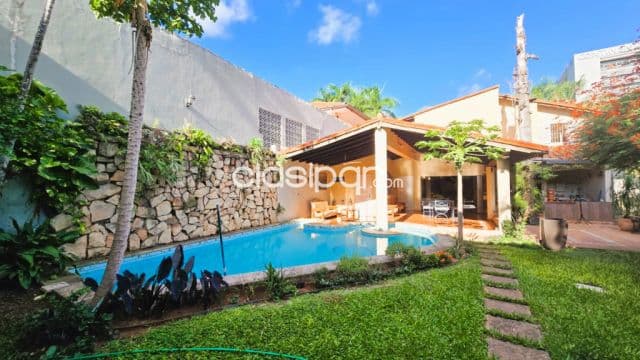 🏡 ¡gran oportunidad en Villa Morra. Vendo casa de dos plantas con salida a dos calles!