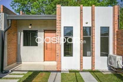 Casa en Luque barrio ykua dure cod 5206