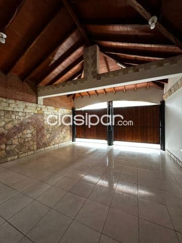 Bo. Jara, prox. Coleg. Francés: Muy amplia, 4 dormit, quincho, gran piscina y jardín