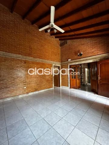 Bo. Jara, prox. Coleg. Francés: Muy amplia, 4 dormit, quincho, gran piscina y jardín, foto 3