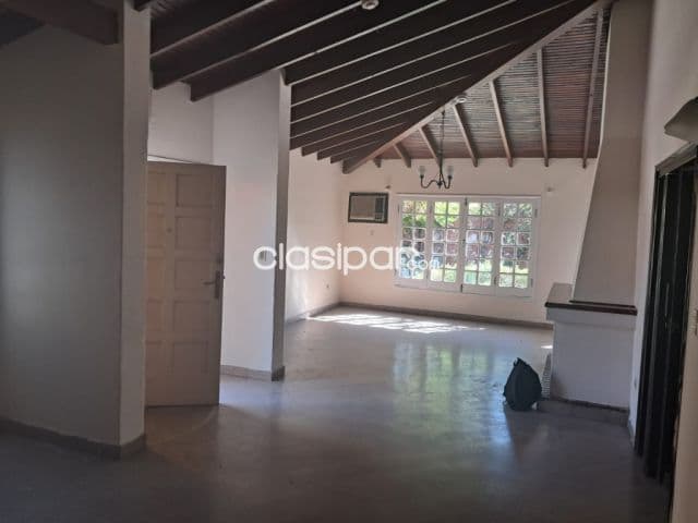 amplia Casa en esquina, Asunción, Zona Las Almenas