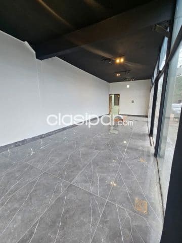 Salón comercial sobre Avda Rca. Argentina — foto 1