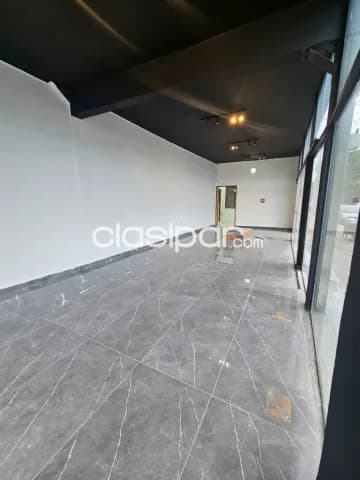 Salón comercial sobre Avda Rca. Argentina — foto 2