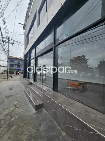 Salón comercial sobre Avda Rca. Argentina — foto 4