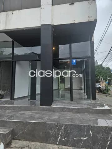 Salón comercial sobre Avda Rca. Argentina — foto 5