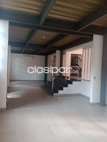 En el centro amplia casona refaccionada a nueva en la zona de palma y montevideo