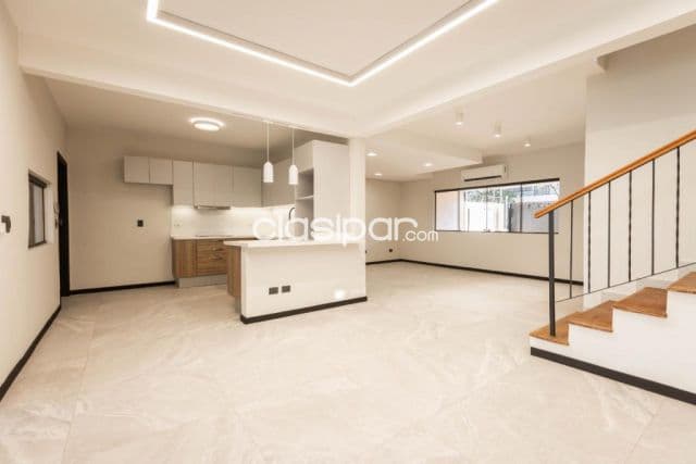 Hermoso y amplio duplex en esquina barrio mariscal estigarribia, foto 1