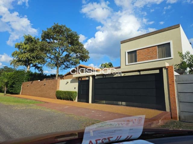 Casa con piscina en Luque cod 5539