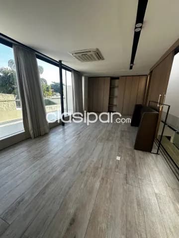 Mburucuya: Elegante ubicación, 3 dormit, confortable recepción, jardín, piscina, garages — foto 4