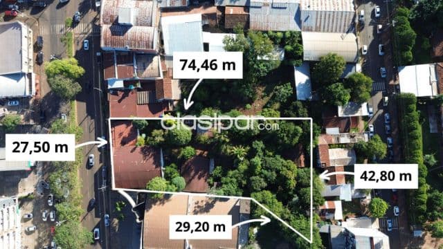 Amplia propiedad ubicada sobre la Avenida Caballero en la ciudad de Encarnación