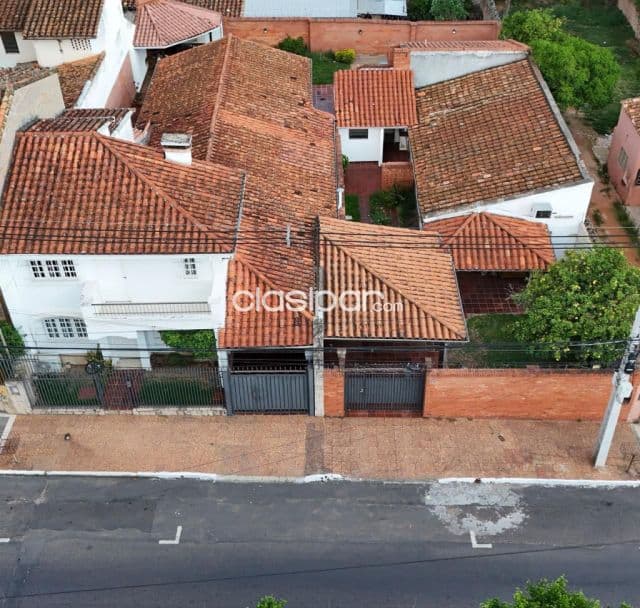 En venta amplia residencia con terreno en sajonia