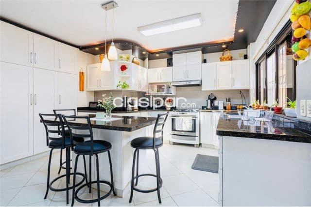Amplia casa c/ 4 hab.1 master y 2 suites bo.Recoleta s/juan bogarin y dr.moreira