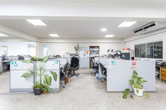 Importante local comercial sobre avenida importante