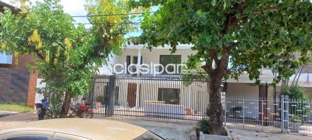 Amplia casa en sajonia a una cuadra de la avda. Carlos a. López