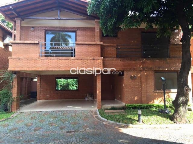 Bo. Mcal. Estigarribia: Casa duplex en importante condominio cerrado, jardines, piscina