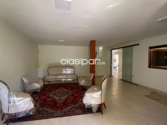 Se Alquila Casa de 3 Dormitorios, sobre la avenida Kubistchek