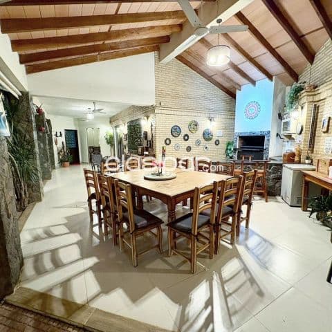 Casa de 4 dormitorios en venta en Fernando de la Mora zona norte