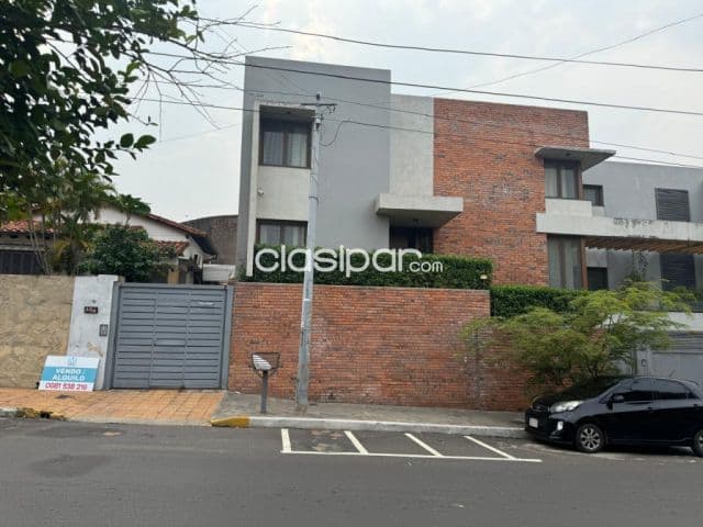 Sajonia, centro: Vendo casa, 3 dormitorios, 330 m2, cocheras, 125.000 usd
