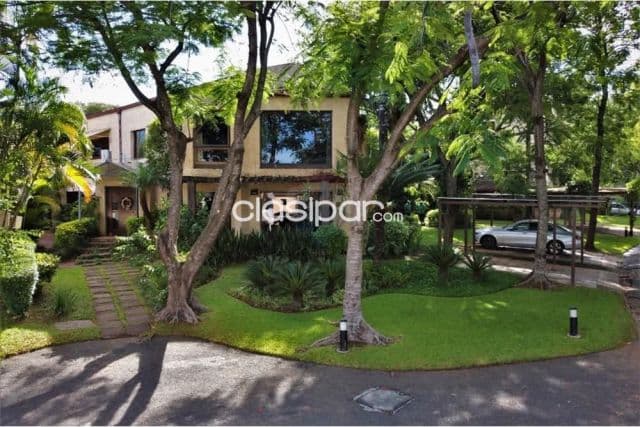Cond. Botánica 3: Elegante residencia, en ykua sati, 3 máster suites, piscina, seg. 24/7