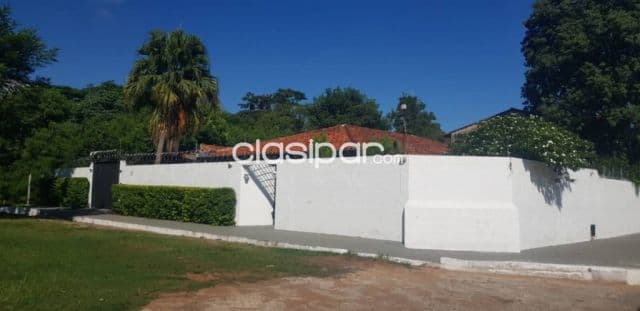 En venta amplia casa lambare en barrio felicidad