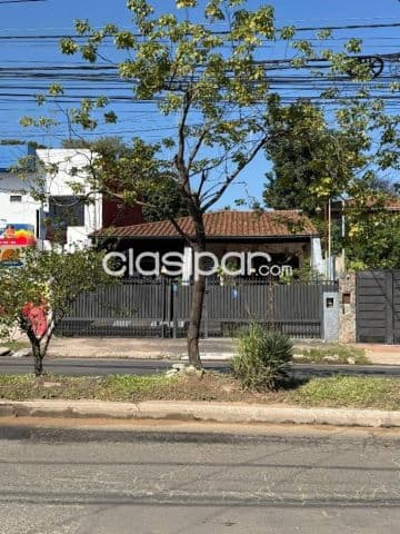 Bº Jara, prox. Artigas: Totalmente pb, 2 dormit, 300 m2 const. Jardín, quincho, piscina