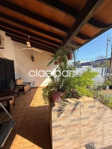 Bº Jara, prox. Artigas: Totalmente pb, 2 dormit, 300 m2 const. Jardín, quincho, piscina — foto 5