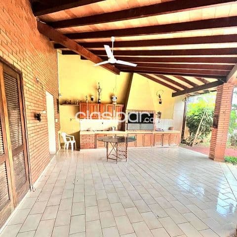 amplia casa en lambare