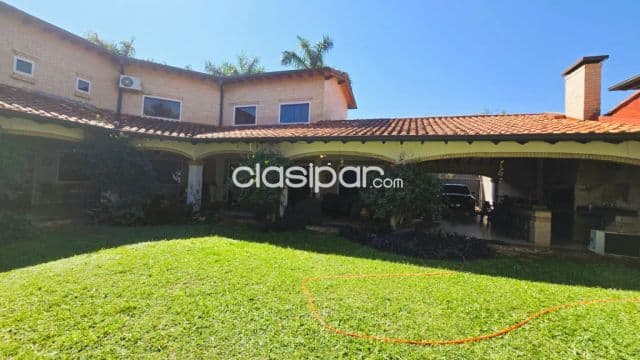 Residencia exclusiva con chimenea, piscina y quincho: Un estilo de vida superior