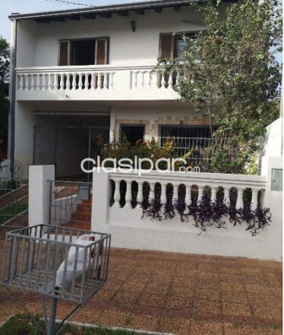 Sajonia, prox. Palacio de justicia: 240m2, 4 dormit, jardín, garajes, 100.000 usd