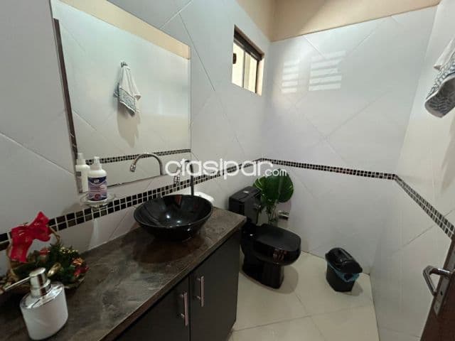 Casa en lambare barrio santa lucia cod 2301