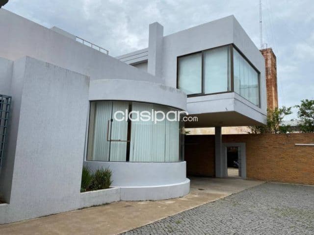 Amplio depósito con cómodos espacios para oficinas en barrio Jara, zona la costa — foto 1