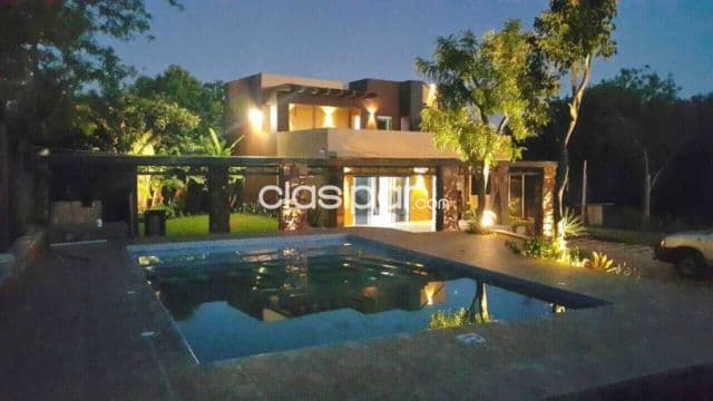Hermosa y moderna casa de 3 niveles con piscina en caacupe - zona bascílica — foto 1