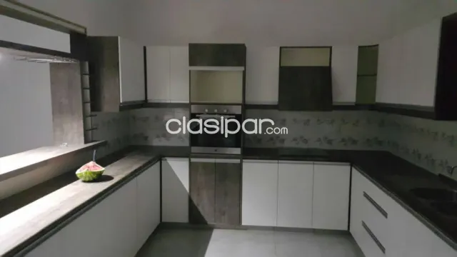 Hermosa y moderna casa de 3 niveles con piscina en caacupe - zona bascílica — foto 4